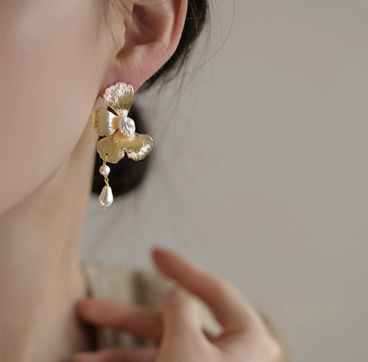 BOUCLE D'OREILLE EN OR FLEURISSANTE