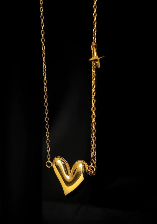 Collier avec flammes embrassées