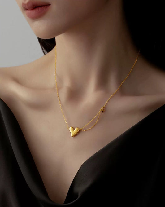 Collier avec flammes embrassées