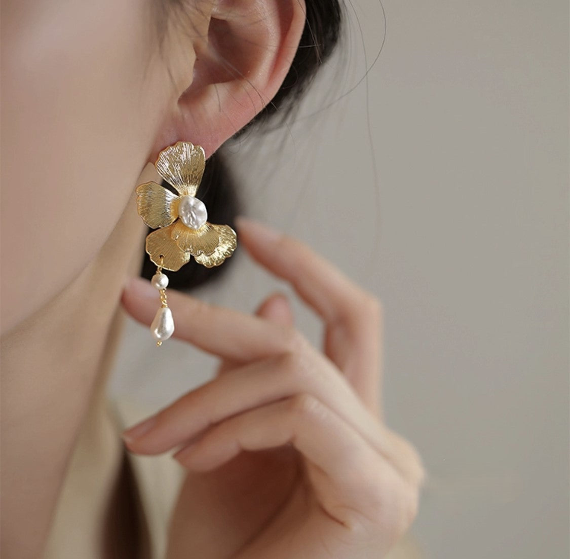 BOUCLE D'OREILLE EN OR FLEURISSANTE