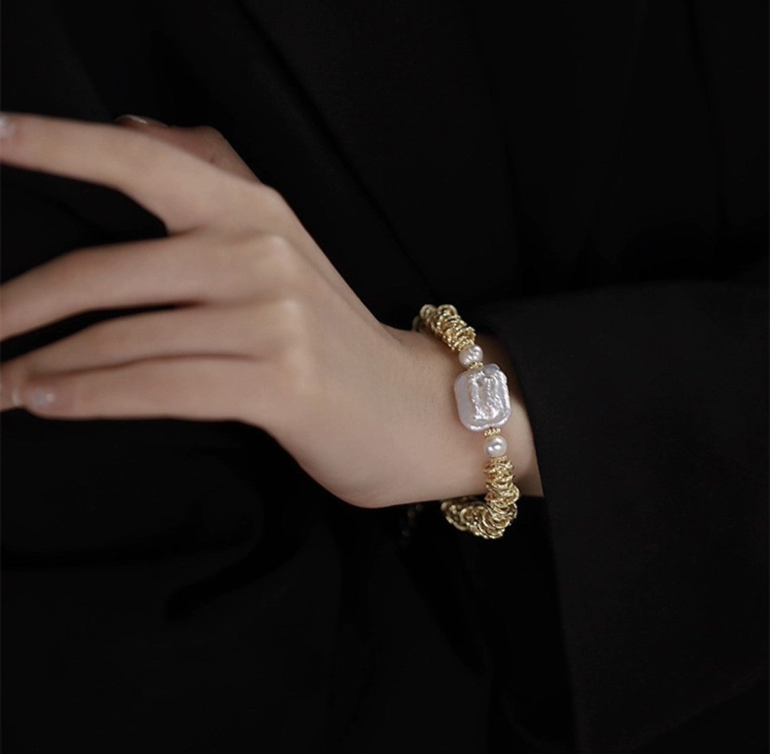 BRACELET FANTAISIE EN PERLES PRÉCIEUSES