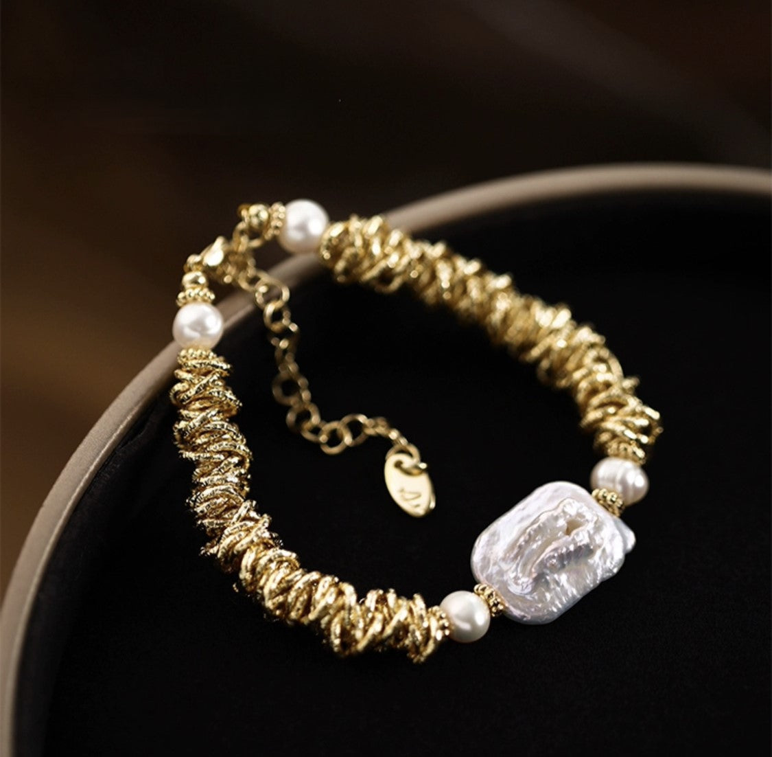 BRACELET FANTAISIE EN PERLES PRÉCIEUSES